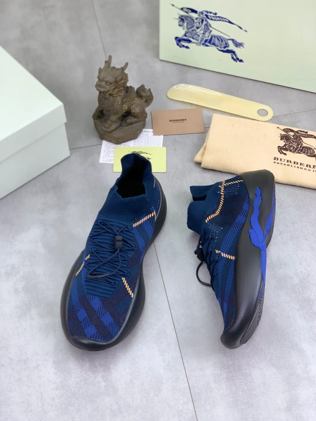Men's Men's Shoes 💰P620 💰【New Style】Top Version 🆘【Burberry】New Burberry Fly Knit Shoes are now available with perfect workmanship! 🔥Perfect shape and top quality🙈Non-slip and wear-resistant high-end rubber outsole👣Versatile and comfortable shoes, standard size: 39-45 (customized 38-46) 2️⃣colors available Top-quality packaging
